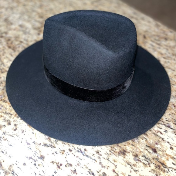 Lack of color black hat - Picture 2 of 5